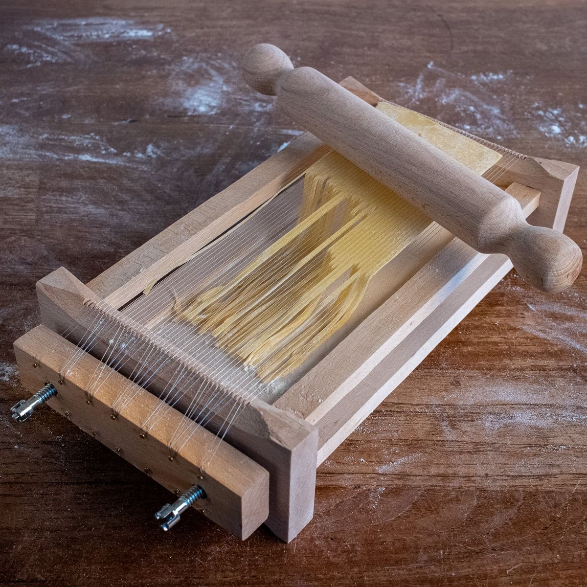 kleiner pastaschneider gitarre chitarra zum schneiden abruzzese spaghetti tagliatelle