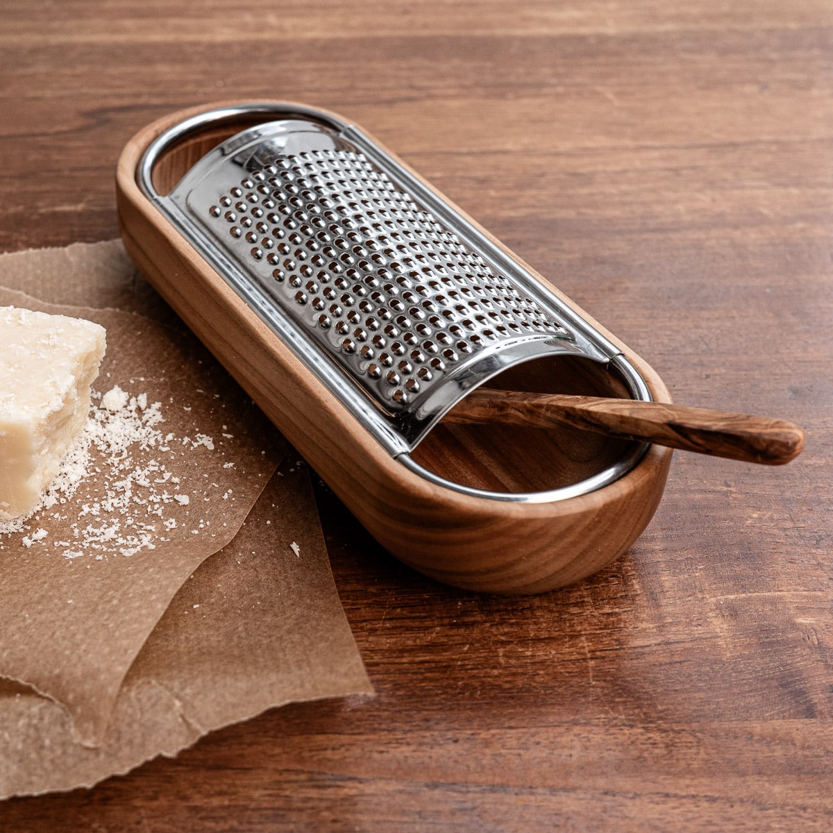 Parmesanreibe mit Holzbehälter
