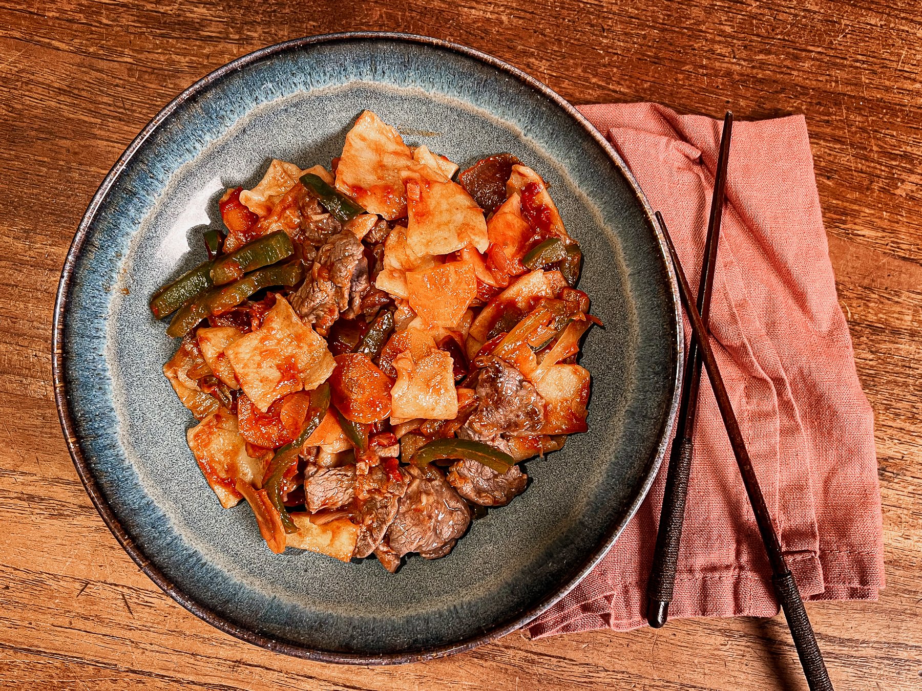 gebratene mian nudeln mit rindfleisch und gemuese