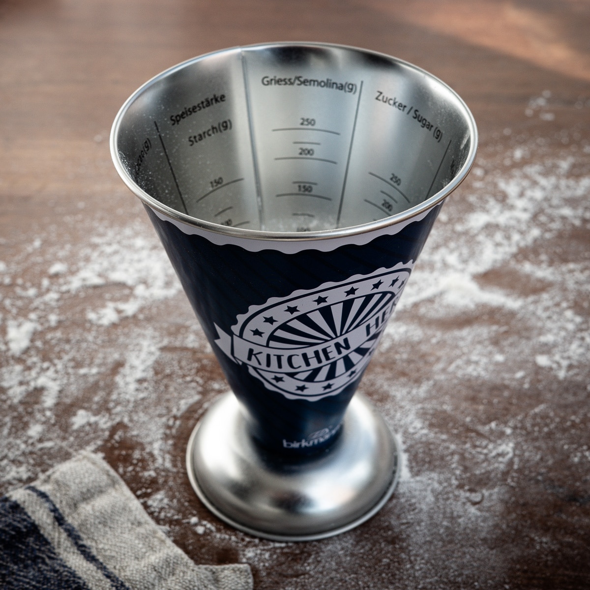 Messbecher für Mehl, Zucker und Flüssigkeiten