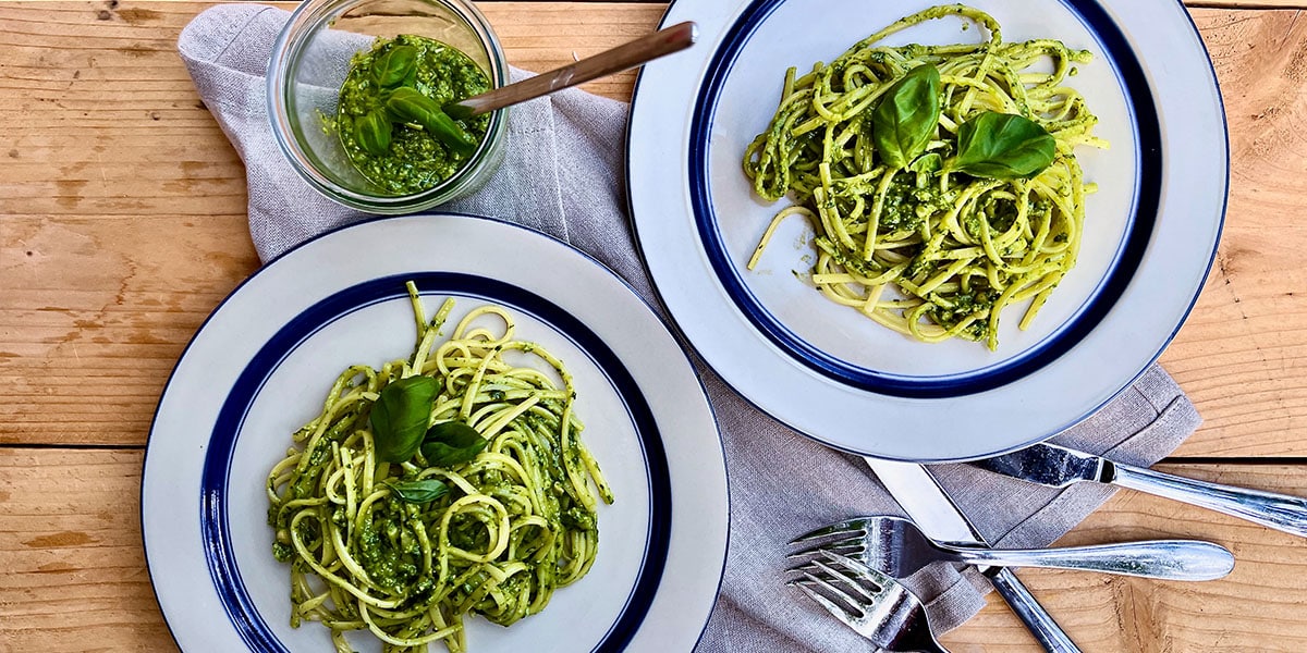 Zwei Teller mit Spaghetti und Pesto Genovese