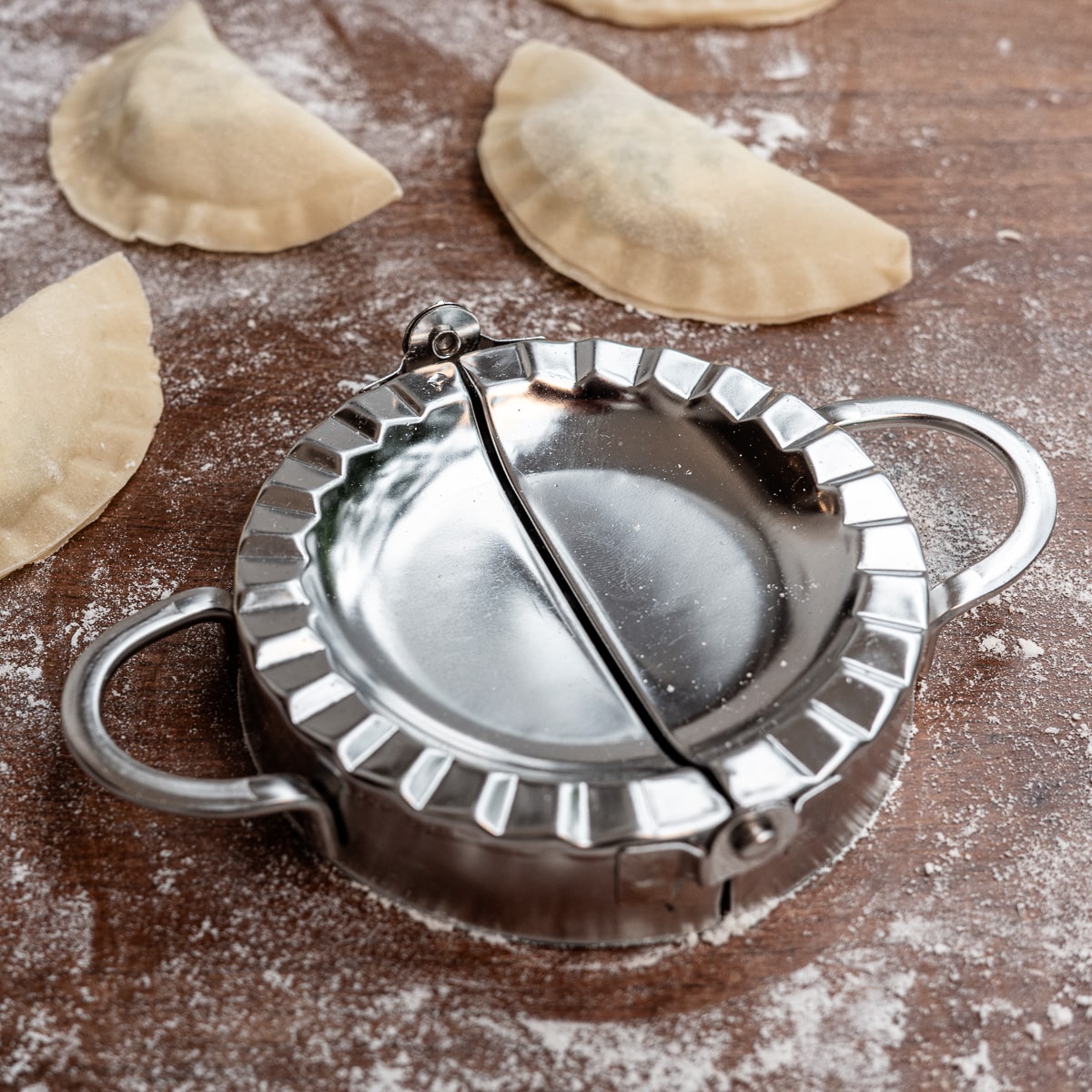 Ravioliformer Gina mit fertigen Ravioli