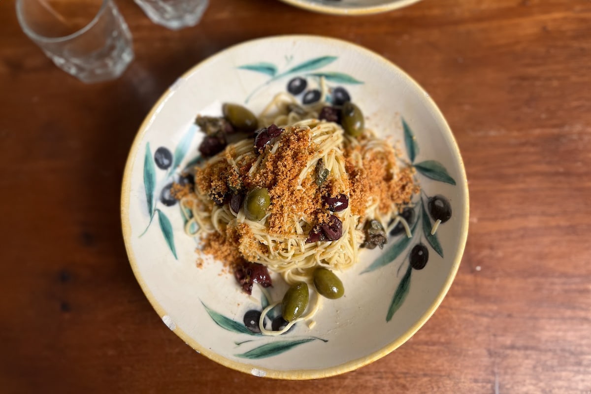 Ein Teller mit Spaghetti alla siciliana
